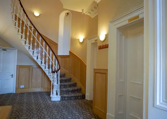 Manor House Hotel, Otel