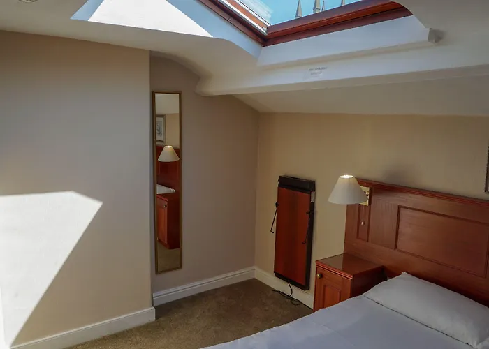 Manor House Hotel, Otel